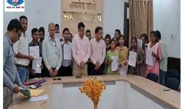 मुंगेर ज़िले में डीएम ने नव चयनित अमीन को दिए नियुक्ति पत्र