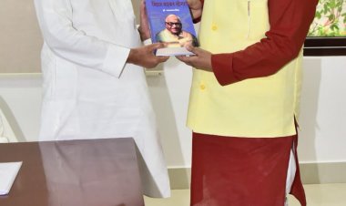 मुख्यमंत्री को भेंट की गयी पूर्व मुख्यमंत्री स्व0 जगन्नाथ मिश्र द्वारा लिखित पुस्तक 'बिहार बढ़कर रहेगा