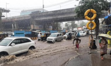 मॉनसून की पहली बारिश ने मचाई त/बाही, कई इलाकों में बाढ़ जैसे हालात