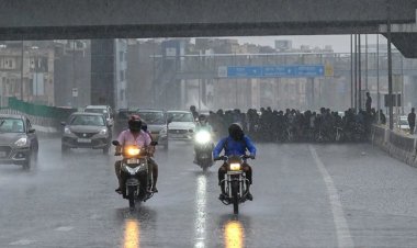 Delhi Weather : दिल्ली में अभी भी खतरे के निशान से ऊपर बह रही यमुना, बाढ़ से राहत नहीं