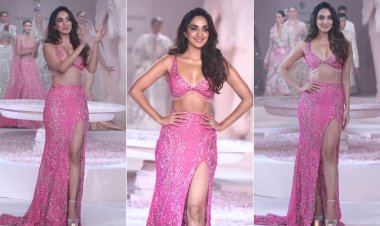 Kiara Advani ने देसी 'बार्बी' बन रैंप पर बिखेरा जलवा, थाई-हाई स्लिट ड्रेस में फ्लॉन्ट किए टोन्ड लेग्स