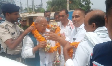 Gaya में केंद्रीय मंत्री Jitan Ram Manjhi को समर्थकों ने लड्डुओं से तौला