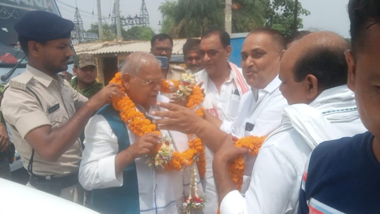 Gaya में केंद्रीय मंत्री Jitan Ram Manjhi को समर्थकों ने लड्डुओं से तौला