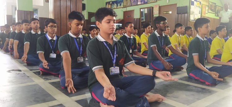  LMC हाई स्कूल में योग दिवस पर बच्चो ने सीखे योग के फायदे 