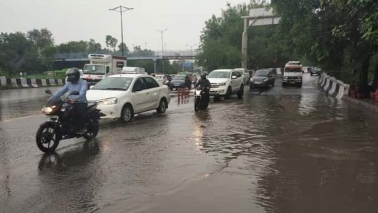 मूसलाधार बारिश की चपेट में दिल्ली, सड़कों पर तैर रहीं गाड़ियां, IGI एयरपोर्ट के T1 की टूटी छत 