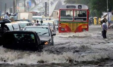 Mumbai Rain: मुंबई में भारी बारिश ने मचाई आफत, कई सड़कों पर हुआ जल जमाव, सेंट्रल लाइन ठप