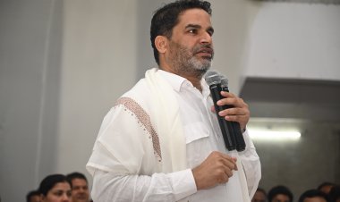 PK का बड़ा बयान कहा लालटेन में किरासन तेल बनकर जल आप डाल रहे हैं और रौशनी कहीं और हो रही है