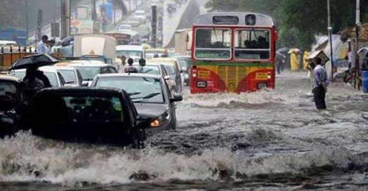 Mumbai Rain: मुंबई में भारी बारिश ने मचाई आफत, कई सड़कों पर हुआ जल जमाव, सेंट्रल लाइन ठप