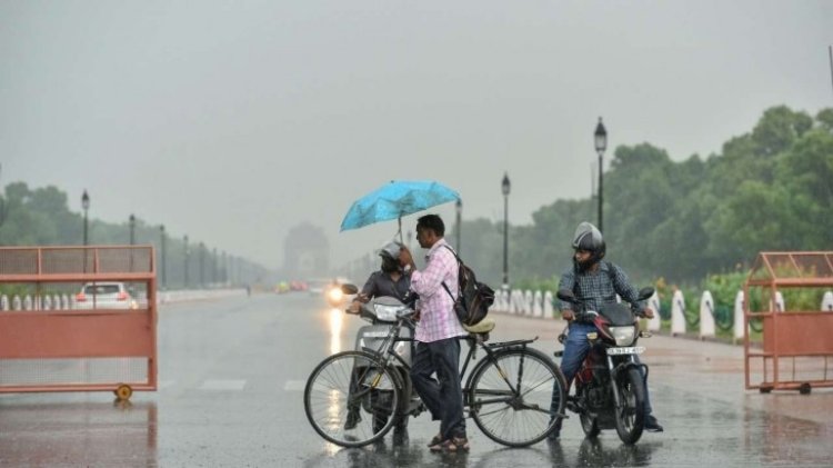 Weather Update: दिल्ली-NCR में उमसभरी गर्मी ने निकाला लोगों का पसीना, इन राज्यों में भारी बारिश का अ/लर्ट 