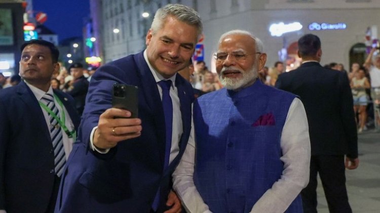 PM Modi Austria Visit: ऑस्ट्रियन चांसलर ने PM मोदी के साथ ली सेल्फी, रेड कार्पेट के साथ हुआ वेलकम