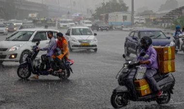 Delhi IMD Rain : दिल्ली-एनसीआर में छाए रहेंगे काले बादल, जानिए इन राज्यों में कैसा रहेगा मौसम