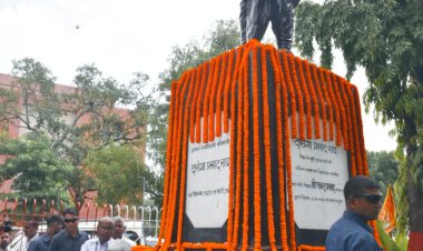 बिहार के पूर्व मुख्यमंत्री स्वर्गीय दरोगा प्रसाद के जयंती की मौके पर मुख्यमंत्री नीतीश कुमार ने प्रतिमा पर श्रद्धा सुमन किया अर्पित