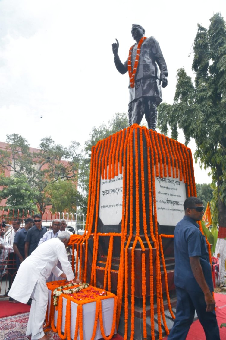 बिहार के पूर्व मुख्यमंत्री स्वर्गीय दरोगा प्रसाद के जयंती की मौके पर मुख्यमंत्री नीतीश कुमार ने प्रतिमा पर श्रद्धा सुमन किया अर्पित