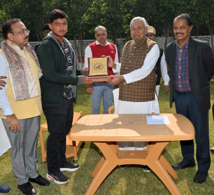 35 बॉल पर शतक ठोकने वाले वैभव सूर्यवंशी की नीतीश कुमार ने की जमकर तारीफ़, 10 लाख रुपये देने का किया ऐलान