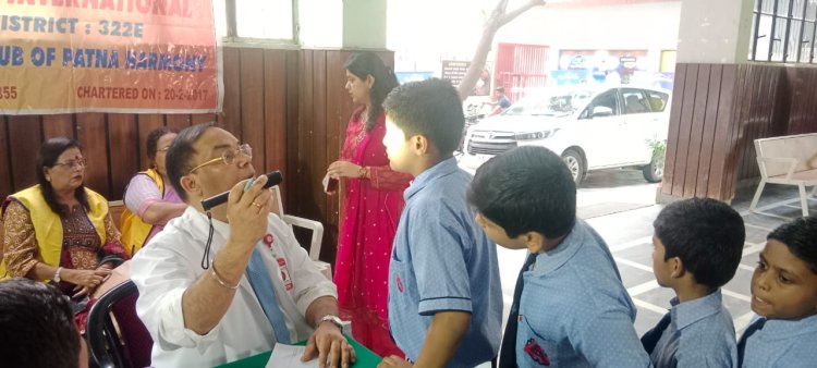 लोहिया नगर माउंट कार्मेल हाई स्कूल में आई चेकअप कैंप का आयोजन