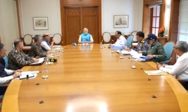 भारत-पाक तनाव के बीच पीएम मोदी ने बुलाई हाई लेवल मीटिंग, डोभाल, राजनाथ समेत सेना प्रमुख थे मौजूद