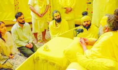 पत्नी अनुष्का शर्मा के साथ विराट कोहली पहुंचे वृंदावन, प्रेमानंद महाराज से लिया आशीर्वाद