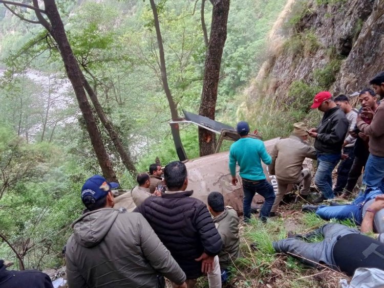 उत्तराखंड में हादसा, देहरादून से श्रद्धालुओं को लेकर गंगोत्री जा रहा हेलीकॉप्टर क्रैश; पायलट समेत 6 की मौत
