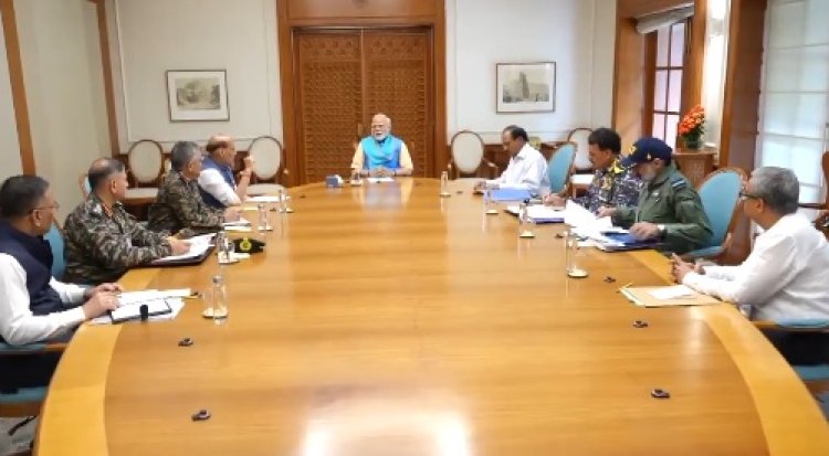 भारत-पाक तनाव के बीच पीएम मोदी ने बुलाई हाई लेवल मीटिंग, डोभाल, राजनाथ समेत सेना प्रमुख थे मौजूद