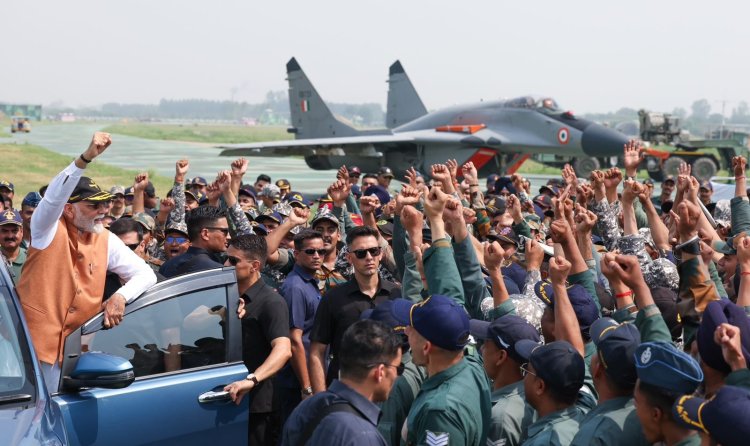 आदमपुर एयर बेस पहुंचे पीएम मोदी, जवानों से की बातचीत