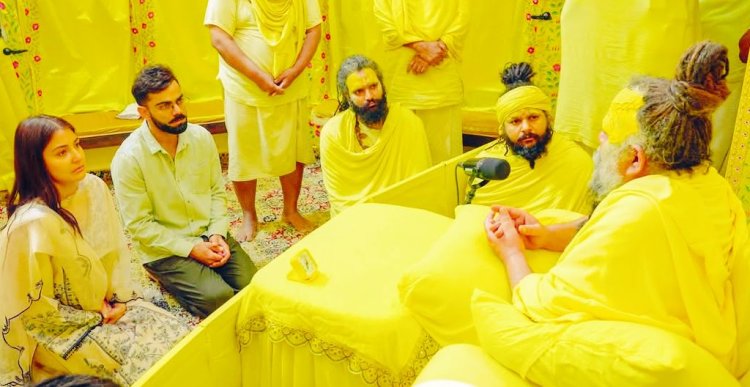 पत्नी अनुष्का शर्मा के साथ विराट कोहली पहुंचे वृंदावन, प्रेमानंद महाराज से लिया आशीर्वाद