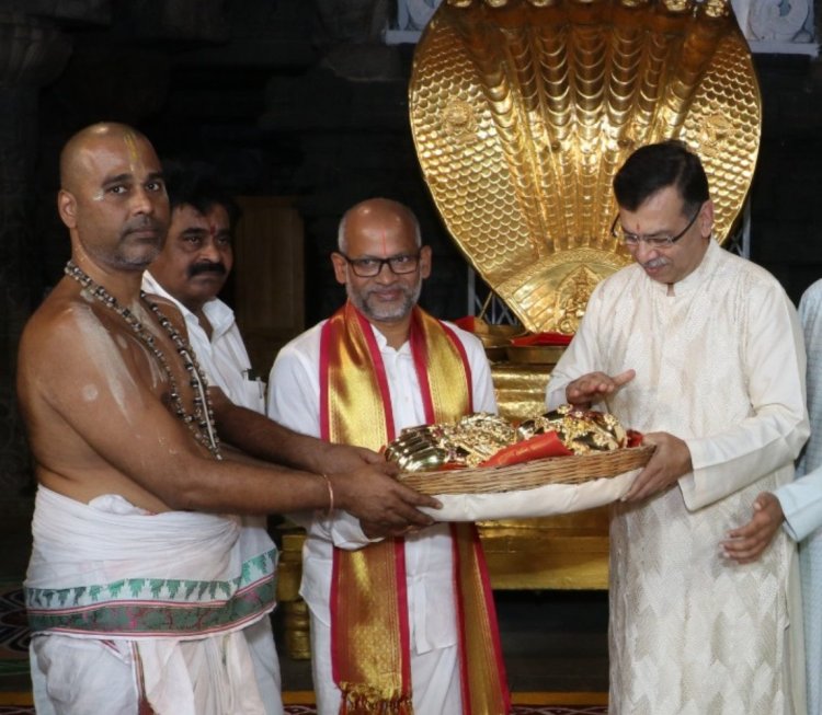 तिरुपति बालाजी मंदिर पहुंचे संजीव गोयनका, चढ़ाया करोड़ों का सोना; मांगी मन्नत