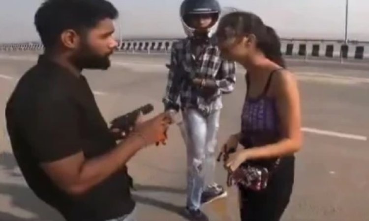 पटना के मरीन ड्राइव पर लड़की ने ऐसा क्या बोला कि पूर्व प्रेमी ने निकल ली पिस्टल? वीडियो वायरल