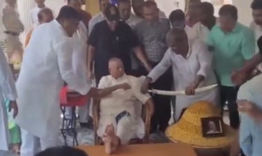 लालू यादव के 78वें जन्मदिन पर धूमधाम से जश्न, तलवार से काटा 78 किलो का लड्डू