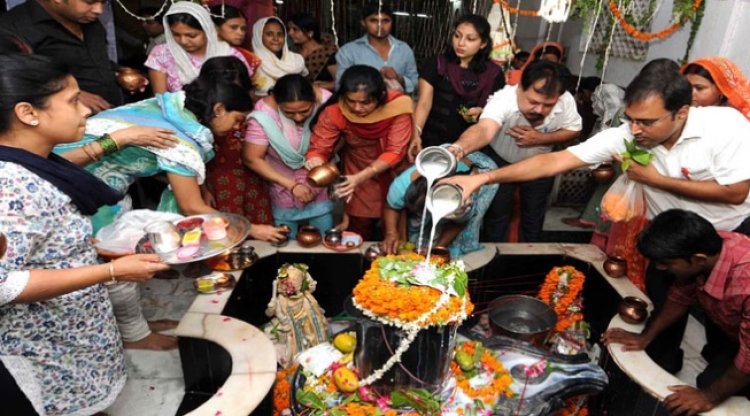 सावन में शिव पूजा के लिए कौन-से रंग पहनना शुभ? जानिए पूजा के नियम और सही कपड़ों का महत्व