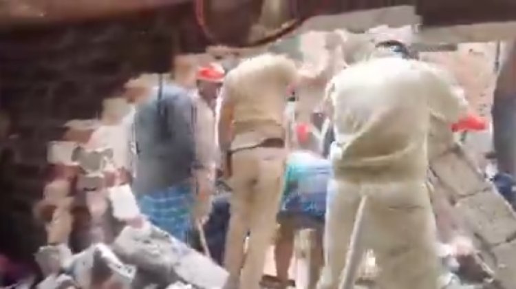 दिल्ली वेलकम इलाके में 4 मंजिला इमारत गिरने से अफरातफरी, मलबे में दबे कई लोग; रेस्क्यू ऑपरेशन जारी