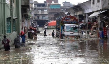 बारिश से भी नहीं बुझी प्यास! पाकिस्तान में जलजमाव के बीच पानी का संकट