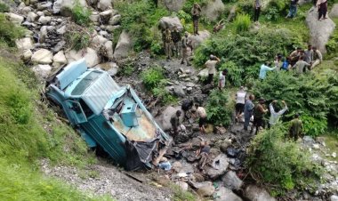 जम्मू-कश्मीर के उधमपुर में 200 फीट गहरी खाई में गिरी CRPF की गाड़ी, 3 जवान शहीद; कई घायल
