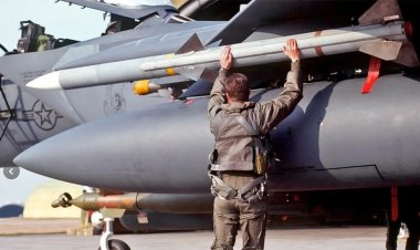 AIM-120 AMRAAM: अमेरिका की खुफिया मिसाइल, जो दिखे बिना दुश्मन को तबाह कर दे!