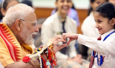 Raksha Bandhan 2025: पीएम मोदी के साथ बच्चों ने मनाया रक्षाबंधन, ब्रह्माकुमारीज की महिला सदस्यों ने भी बांधी राखी