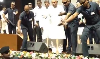 पटना में नीतीश कुमार के सामने मदरसा शिक्षकों का हंगामा, ग्रांट और मानदेय को लेकर मचा बवाल