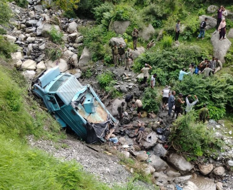 जम्मू-कश्मीर के उधमपुर में 200 फीट गहरी खाई में गिरी CRPF की गाड़ी, 3 जवान शहीद; कई घायल