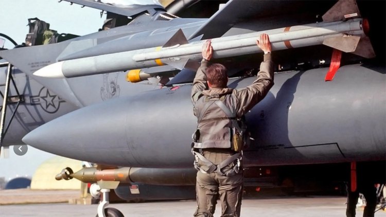 AIM-120 AMRAAM: अमेरिका की खुफिया मिसाइल, जो दिखे बिना दुश्मन को तबाह कर दे!