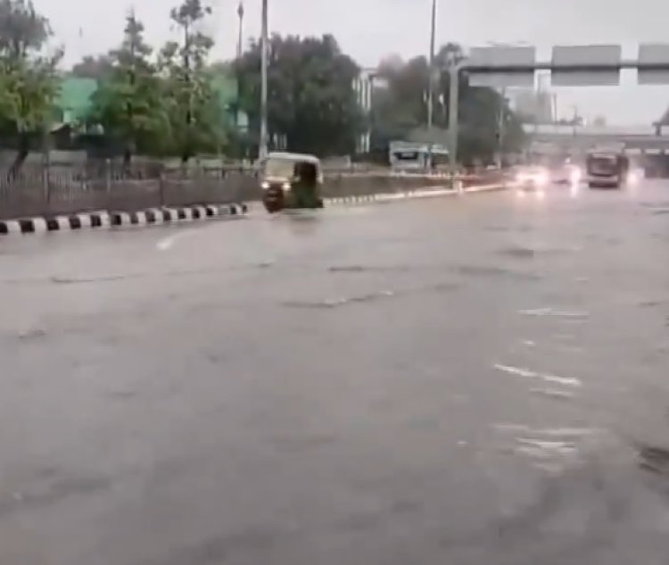 दिल्ली में मूसलाधार बारिश, कई इलाकों में जलभराव; जानिए कब तक रहेगा ये मिजाज