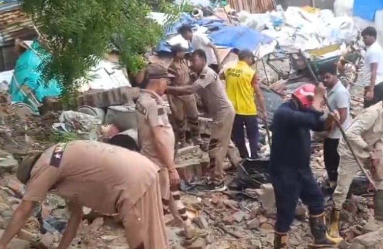 दिल्ली के जैतपुर में दर्दनाक हादसा: बारिश में दीवार गिरी, 7 की मौत; दो मासूम भी शामिल