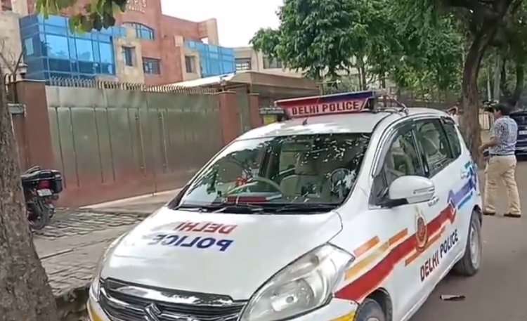 दिल्ली में सनसनी! DPS द्वारका समेत 3 स्कूलों में हड़कंप, सुबह-सुबह मिला बम से उड़ाने की धमकी भरा ईमेल