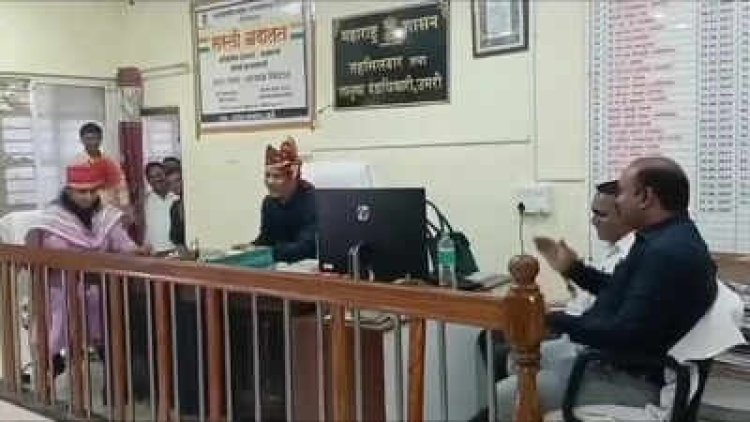 वीडियो वायरल: तहसीलदार ने ऑफिस में गाया गाना, सरकार ने फौरन सस्पेंड कर दिया