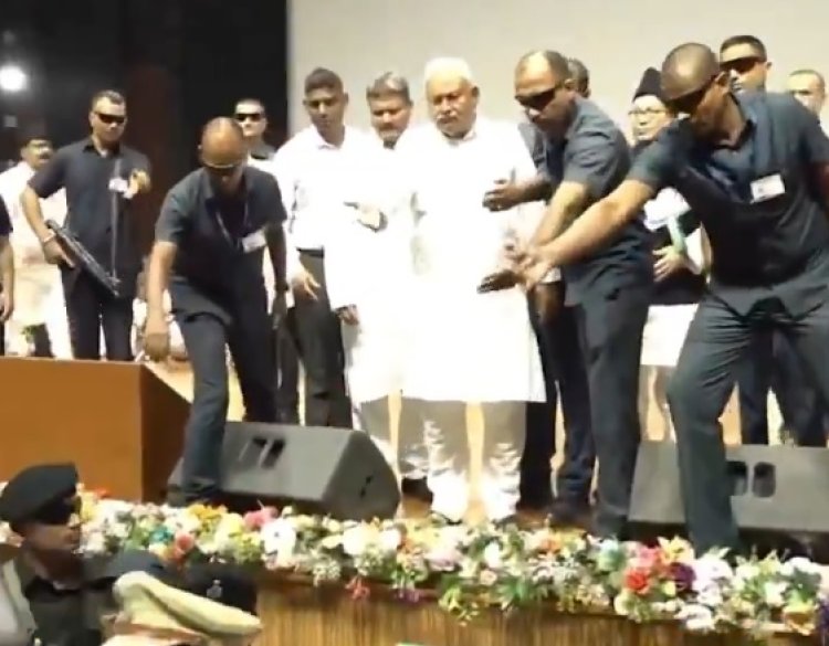 पटना में नीतीश कुमार के सामने मदरसा शिक्षकों का हंगामा, ग्रांट और मानदेय को लेकर मचा बवाल