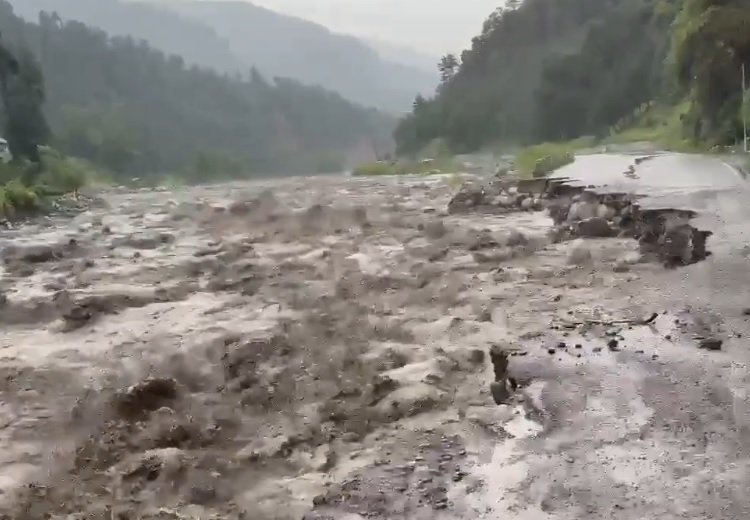 ब्यास नदी के उफान से हिला कुल्लू-मनाली: हाईवे टूटा, होटल-इमारतें समाई पानी में