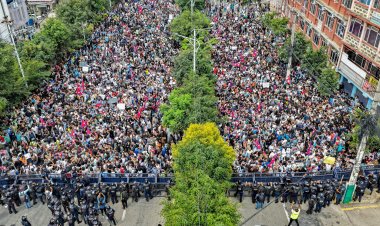 Nepal Gen-Z Revolution: सोशल मीडिया बैन के खिलाफ काठमांडू की सड़कों पर गूंजा युवा विद्रोह, कर्फ्यू लागू