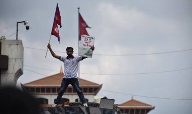नेपाल में सोशल मीडिया बैन पर हिंसक प्रदर्शन: 19 की मौत, 300 से ज्यादा घायल, सरकार ने हटाया प्रतिबंध