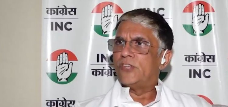 पवन खेड़ा पर चुनाव आयोग की सख्ती: दो वोटर आईडी कार्ड रखने पर नोटिस, BJP ने साधा निशाना