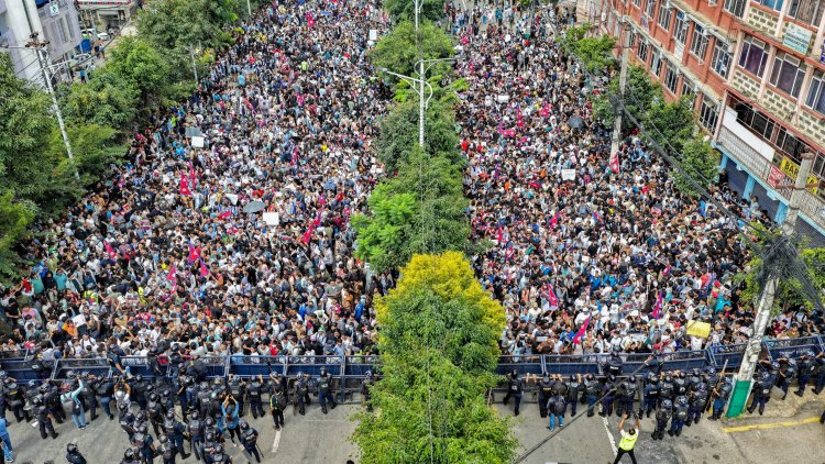 Nepal Gen-Z Revolution: सोशल मीडिया बैन के खिलाफ काठमांडू की सड़कों पर गूंजा युवा विद्रोह, कर्फ्यू लागू
