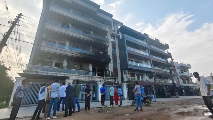 एसी ब्लास्ट से दहला फरीदाबाद: ग्रीन फील्ड कॉलोनी में पति-पत्नी और बेटी की मौत, बेटे की हालत गंभीर