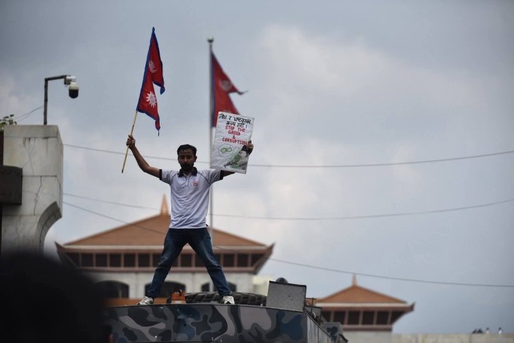 नेपाल में सोशल मीडिया बैन पर हिंसक प्रदर्शन: 19 की मौत, 300 से ज्यादा घायल, सरकार ने हटाया प्रतिबंध