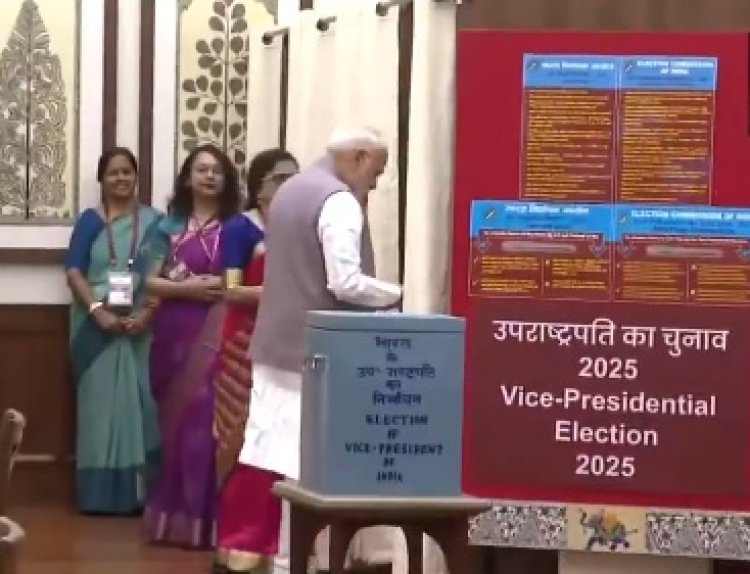 उपराष्ट्रपति चुनाव 2025: PM मोदी ने डाला पहला वोट, NDA के C.P. राधाकृष्णन और INDIA ब्लॉक के B. सुदर्शन रेड्डी में सीधा मुकाबला